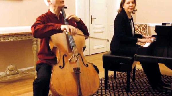 ambasadoarea frantei la bucuresti a cantat la pian serenada romana