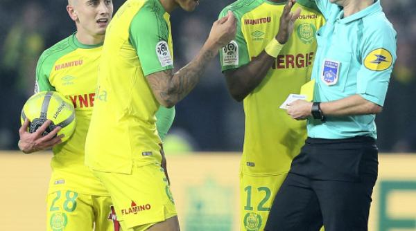 cartonas rosu aratat de arbitrul chapron