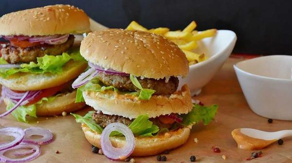 reclame junk food capcane pentru adolescenti alimentatie nesanatoasa studiu