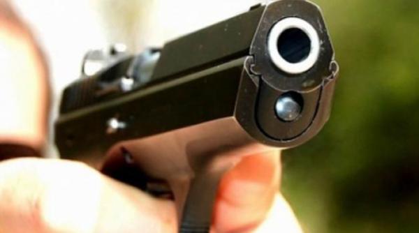 focuri de arma in gara politia a intervenit