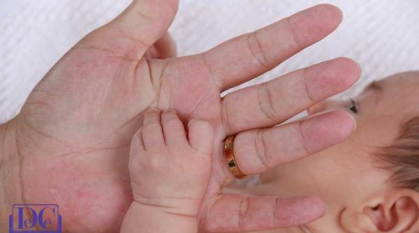 nou nascut salvat dintr o latrina de smurd