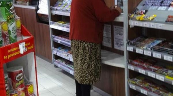 viral batrana care lasa galo ii la intrarea in magazin pentru a nu face mizerie