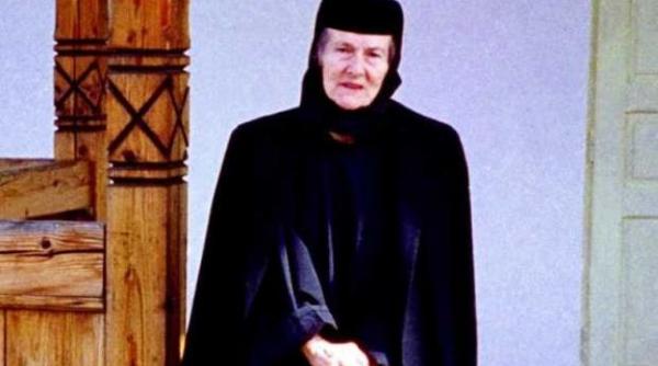 profe ia maicii benedicta de la manastirea varatec