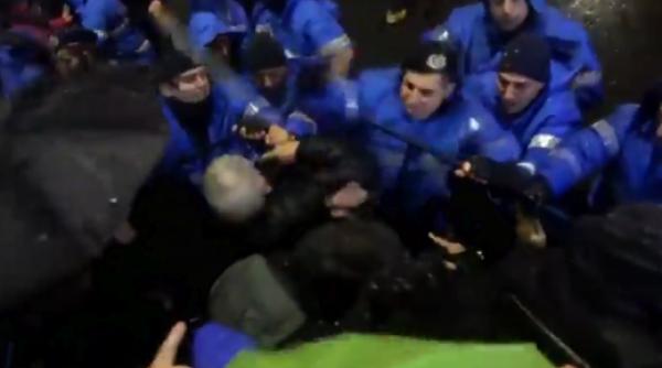 protest bucure ti jandarm filmat in timp ce loveste cu pumnul protestatarii jandarmeria reac ie