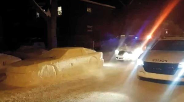 politisti pacaliti de o masina parcata neregulamentar