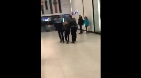 mega mall mama agresiva cu copilul a mu cat un poli ist