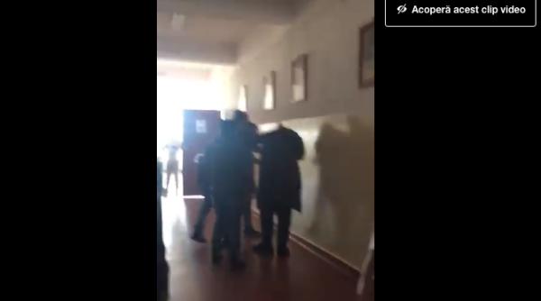 elev batut in coala constan a video oc mama afirma ii cutremuratoare