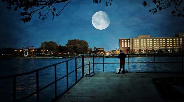 super luna milioane de oameni cu ochii pe cer luna albastra