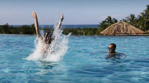 ziua indragostitilor cu iubita la piscina discount de 50prc