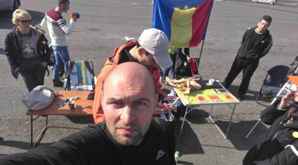 cexn psd dide protestatar pe stalp la sediul psd arunca cu oua foto