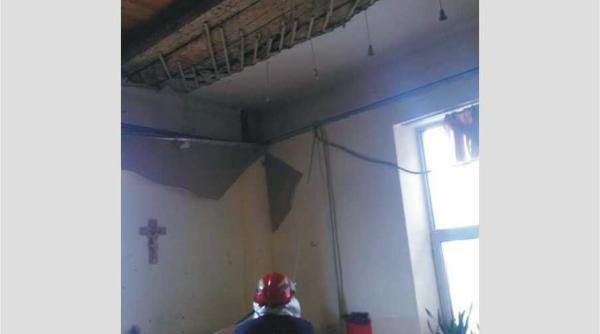 doi varstnici raniti in urma prabusirii unui tavan