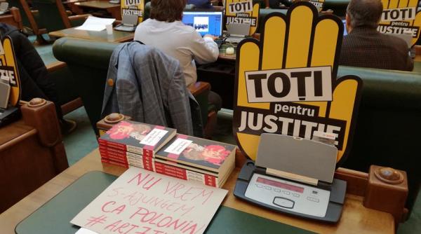 norica nicolai usr s a autodinamitat parlamentul nu e o strada