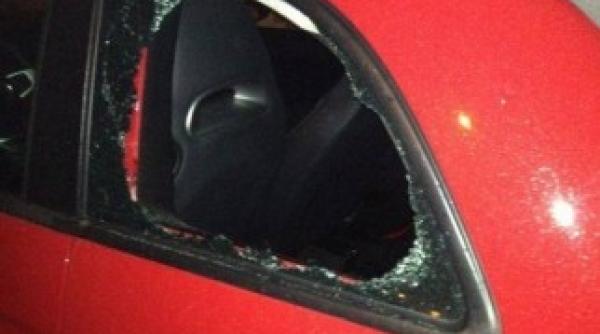 furturi din autoturisme cu manusi si masti de schi video