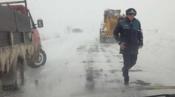 blocaj in nameti zeci de persoane ramase in autovehicule