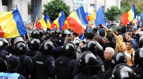 proteste parlament manifestan ii for eaza intrarea in palatul parlamentului