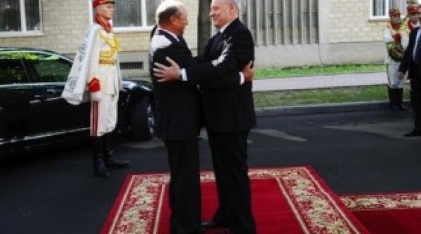 republica moldova intelectualii sar in ajutorul lui basescu cetatenia inapoi