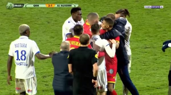 doi fotbali ti de la auxerre s au luat la bataie in timpul meciului