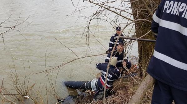 barbat aruncat intr un rau  salvat de pompieri