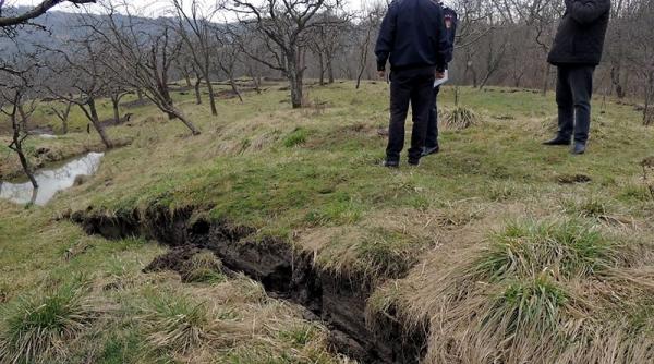 alunecari de teren zeci de persoane evacuate
