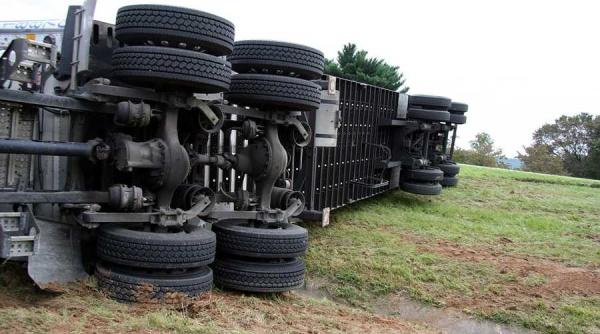 cisterna cu motorina cazuta de pe un pod pericol de explozie