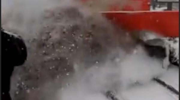 plug tramvai bucure ti video viral cu plugul care arunca zapada in calatorii de pe refugiu