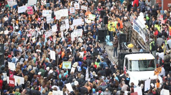 americanii au manifestat pentru restrictionarea armelor de foc