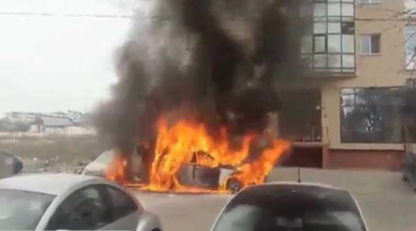 trei masini dintr o parcare au ars in urma unui scurtcircuit la unul dintre autoturisme