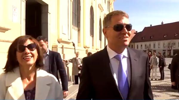 klaus iohannis i carmen iohannis la biserica din sibiu de pa tele ortodox