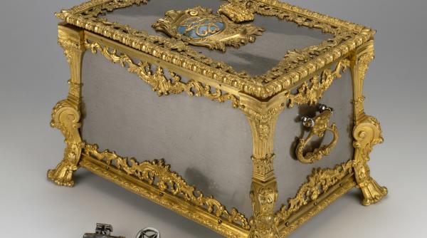 caseta cu inima reginei fran ei a fost furata din muzeu