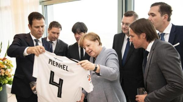merkel a primit cadou tricoul germaniei de la cupa mondiala de fotbal din rusia
