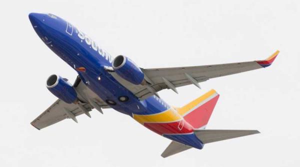 panica in aer motorul unui avion a explodat in zbor