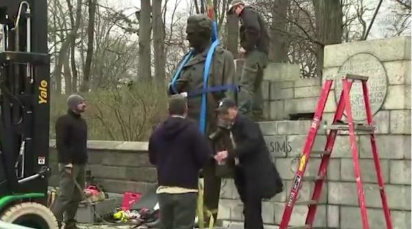 statuie controversata data jos de pe soclu in new york