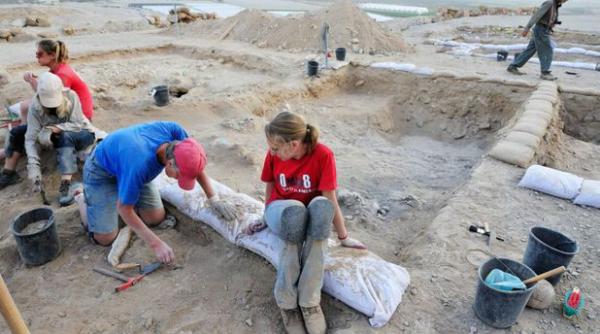 colaborare sapaturi arheologice cu voluntari din belgia
