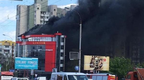 incendiu chisinau arde un centru comercial din inima orasului