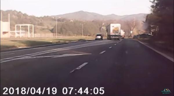 video sicanare in trafic intre un tir si un suv