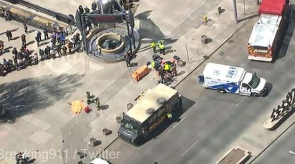 atac la toronto camioneta intrata in mul ime video