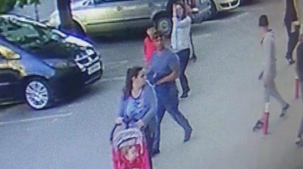 mama cu copilul in carucior talharita in strada scena a fost surprinsa de camerele video