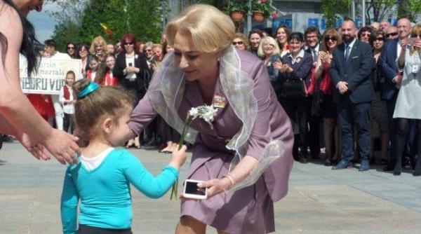 simfonia lalelelor interviu cu profesoara acuzata ca a obligat o feti a sa stea in cap in fa a premierului dancila