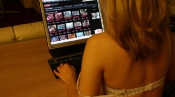 kamara acuzat ca si a dus so ia la videochat reac ia artistului