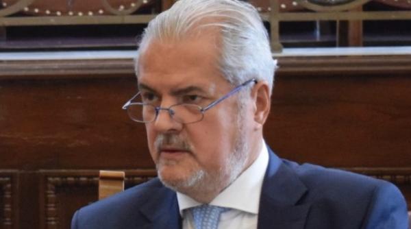 adrian nastase guvernul nu este obligat sa se consulte cu pre edintele