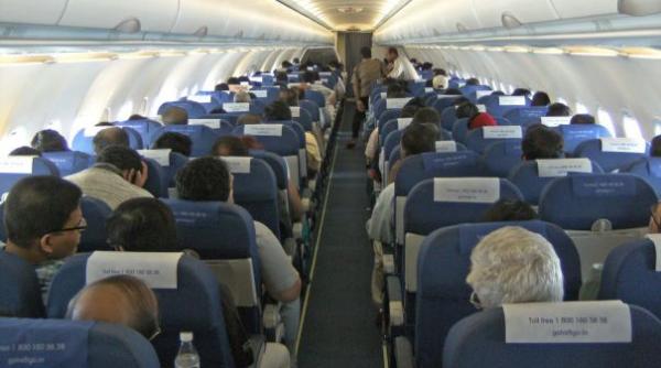 avion cu sute de romani la bord aterizare de urgen a