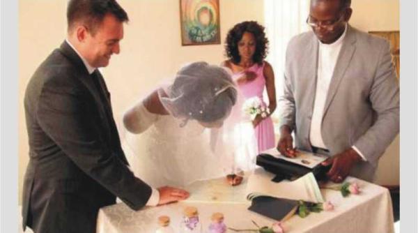 mireasa atacata de un crocodil