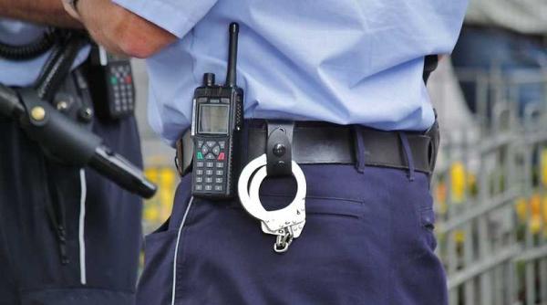 politisti i un asistent smurd ataca i cu un cu it