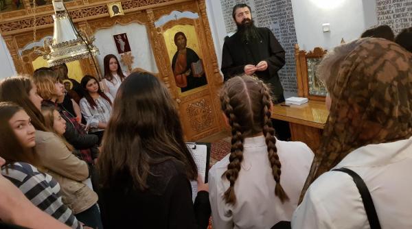 flori si poezie pentru martirii de la rapa robilor