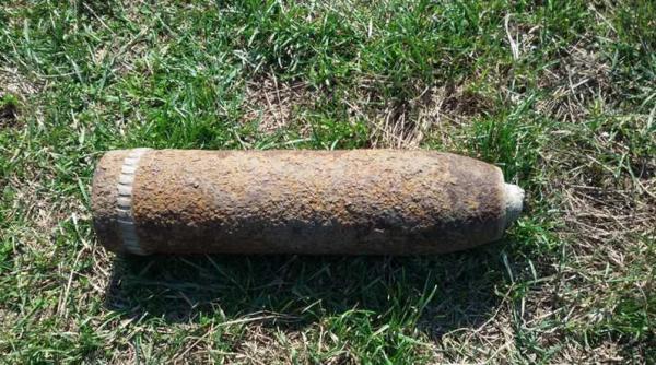 explozie bomba lovita cu ciocanul un mort i doi rani i