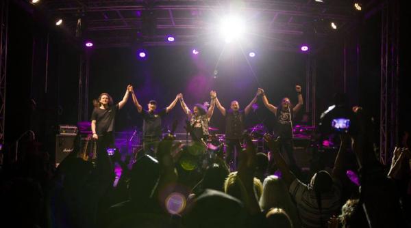 iris i subcarpa i spectacol de senza ie pe aceea i scena