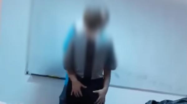 eleva de 15 ani sarutata de profesor in fa a clasei