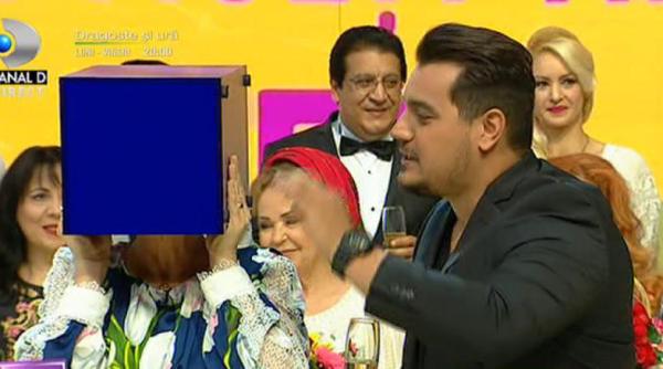 teo trandafir a aparut cu o cutie pe cap la kanal d