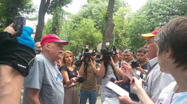 protestatarii in poarta la klaus iohannis trei cerin e