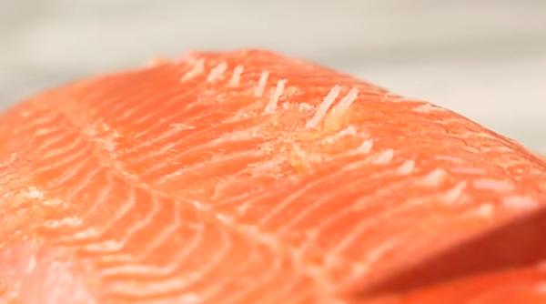 mega image nereguli la pe te hering vandut cu eticheta de somon